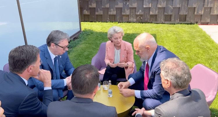 Kosova digjet, Edi Rama “krihet” me Vuçiçin, kryeministri shqiptar vazhdon lojën antishqiptare në shërbim të serbëve me ngjarjet në Veri