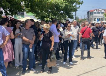 Edhe kryetarja e Graçanicës e pranishme në protestën për lirimin e Milenkoviqit