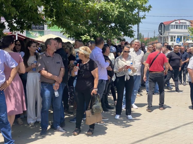 Edhe kryetarja e Graçanicës e pranishme në protestën për lirimin e Milenkoviqit