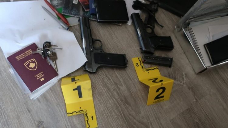 Operacion policor në një fshat të Podujevës, sekuestrohen armë dhe municione