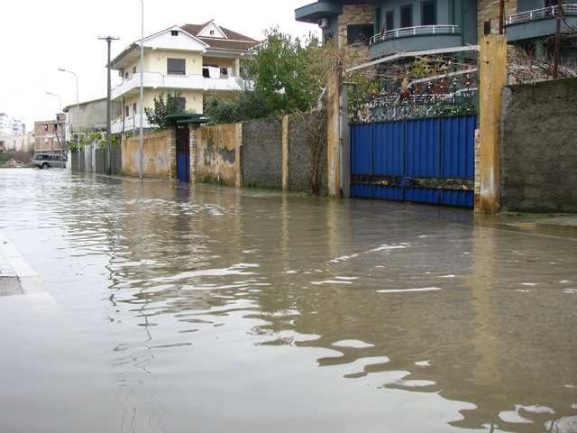 Instituti Hidrometeorologjik i Kosovës paralajmëron vërshime nga reshjet e shiut