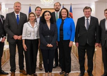 Presidentja Osmani takon deputetët nga Austria: I domosdoshëm ballafaqimi me drejtësinë i grupeve kriminale të mbështetura nga Serbia