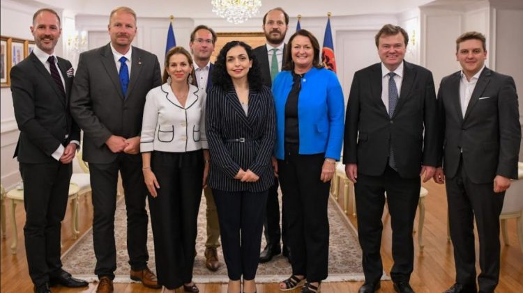 Presidentja Osmani takon deputetët nga Austria: I domosdoshëm ballafaqimi me drejtësinë i grupeve kriminale të mbështetura nga Serbia