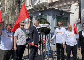 Shqiptarët e Izmirit vënë kurorë të zezë pranë konsullatës greke me rastin e gjenocidit të Çamërisë