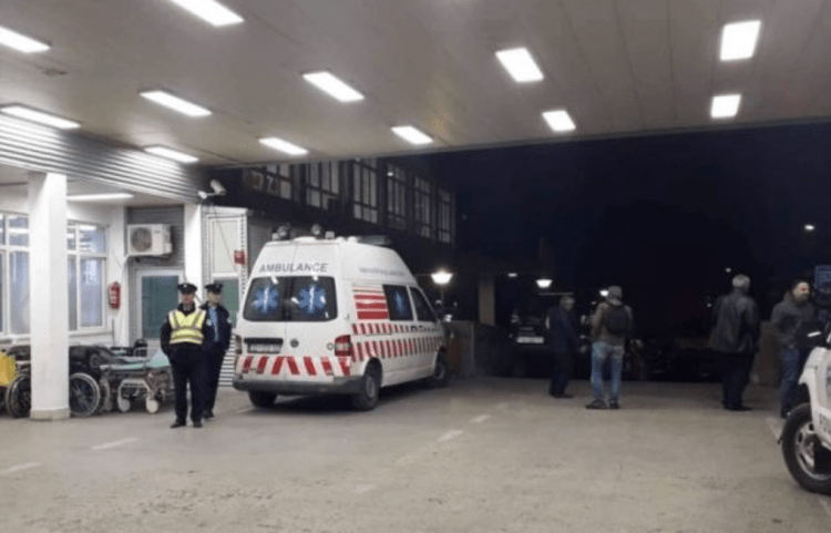 Një vajzë ra nga kati i dytë i një shkolle në Ferizaj, u dërgua në QKUK