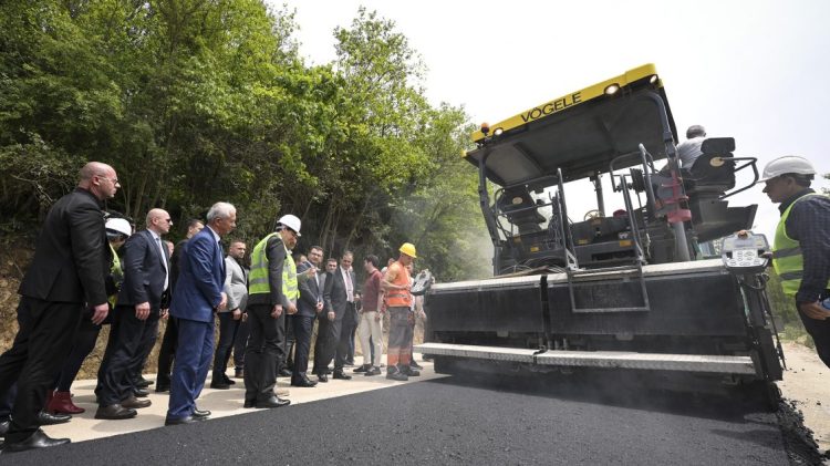Kurti vizitoi segmentin e rrugës Plavë-Sharr: Realizimi i punimeve ka përfunduar rreth 70 për qind