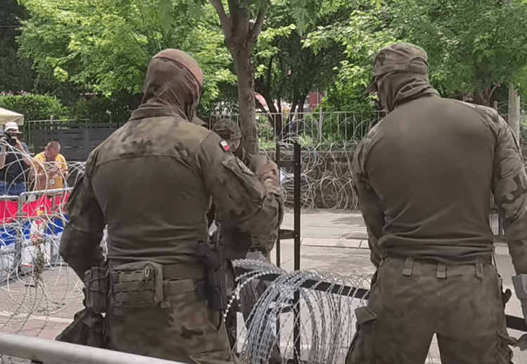 KFOR nis t’i largojë telat me gjemba nga rrethoja e vendosur në Zveçan