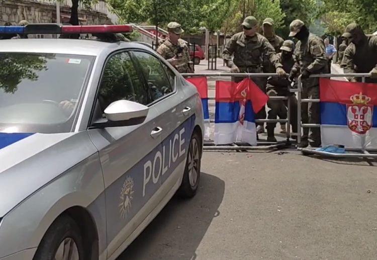 Qetë në Zveçan, hiqet edhe një pjesë e telave gjemborë