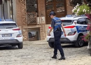 “Kujt po ia merr klientët?” – Përplasen pronarët shqiptarë të lokaleve, një i plagosur