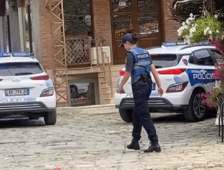 “Kujt po ia merr klientët?” – Përplasen pronarët shqiptarë të lokaleve, një i plagosur