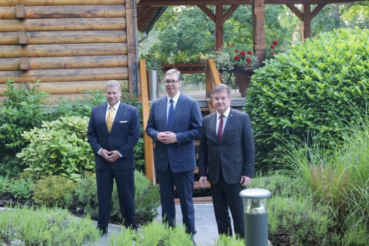 Lajçaku në takim me Vuçiqin: Dhuna nuk është kurrë e pranueshme dhe nevojitet urgjentisht një zgjidhje politike për krizën aktuale