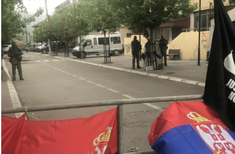 Tri autoblinda të Policisë vendosen prapa ndërtesës së komunës së Zveçanit