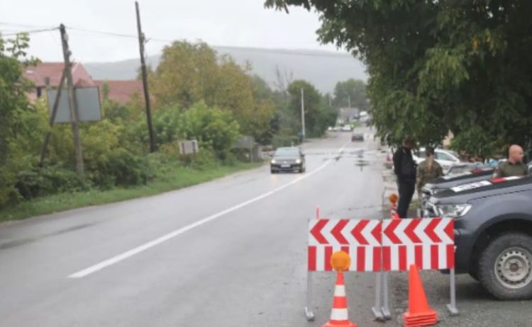 Zveçan: Sulmohen dy persona në veturë