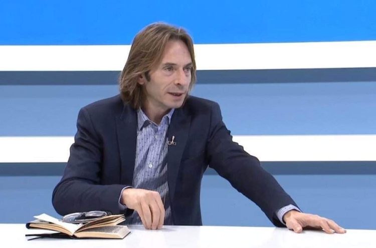 Deri në ç’pikë mund ta mbrojë ambasadori i Amerikës në Beograd një shtet kundër NATO-s