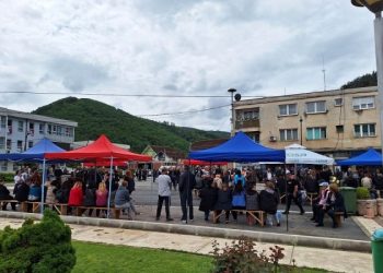 Tensione në Leposaviq, protestuesit tentojnë të hyjnë me dhunë në objektin e komunës