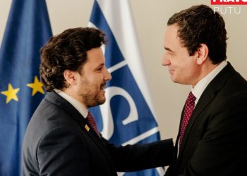 Kurti në Prespë takohet me Abazoviqin, ky i fundit ofron mikpritjen si nikoqir i rundit të radhës në dialogun Kosovë – Serbi