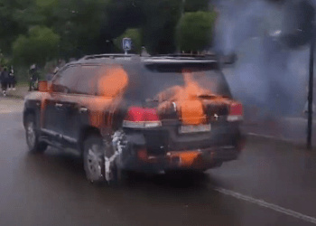 Sulmohet rëndë edhe vetura brenda së cilës ishte ministri i Kurtit në Leposaviq