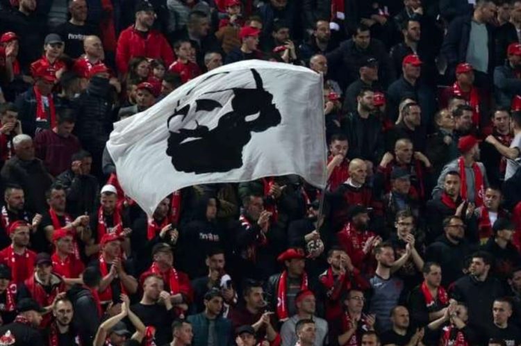 Tifozët e zjarrtë të Shqipërisë, momenti kur njëzëri i kënduan Adem Jasharit(VIDEO)