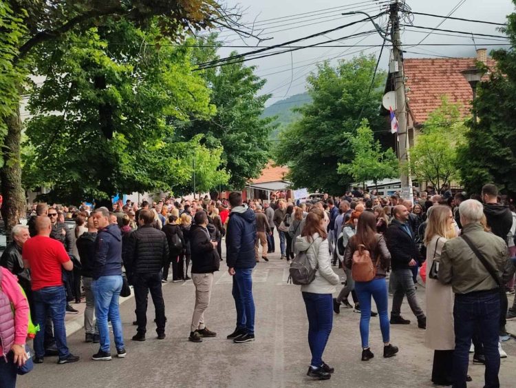 Protestues serbë mblidhen në Zveçan