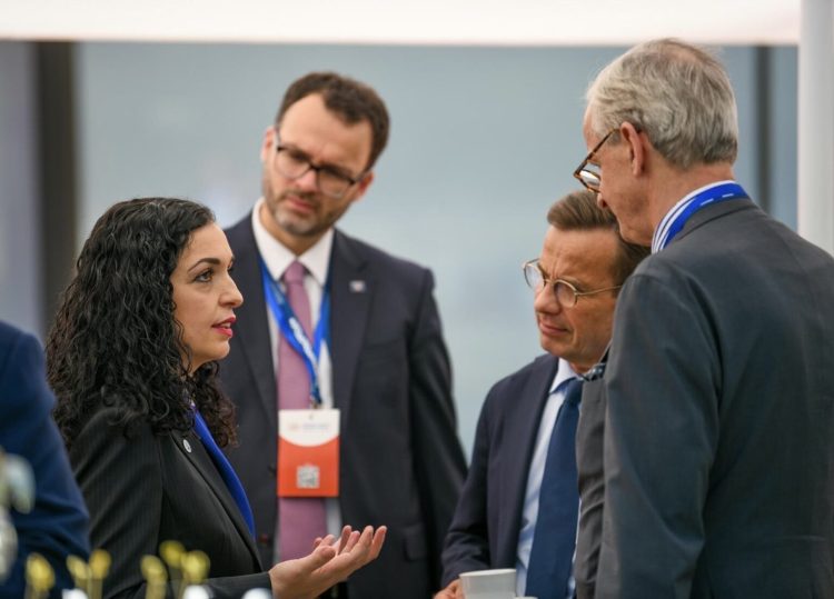 Osmani takohet me kryeministrin suedez, zhvillimet e fundit temë diskutimi