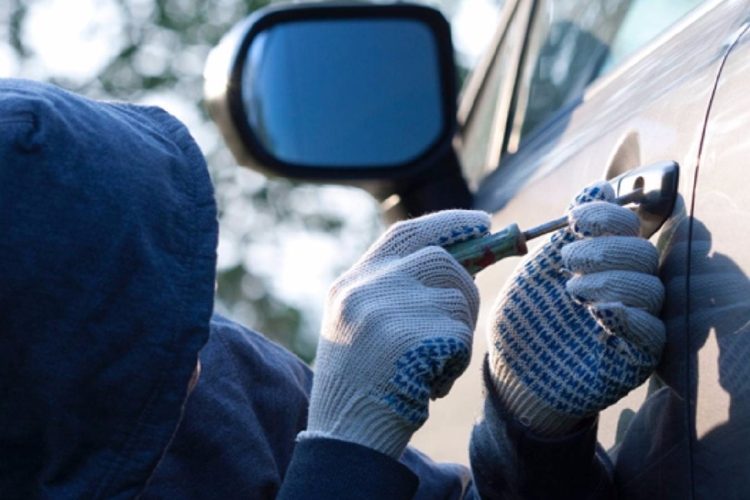 Istog, vidhet vetura në parking të një hoteli