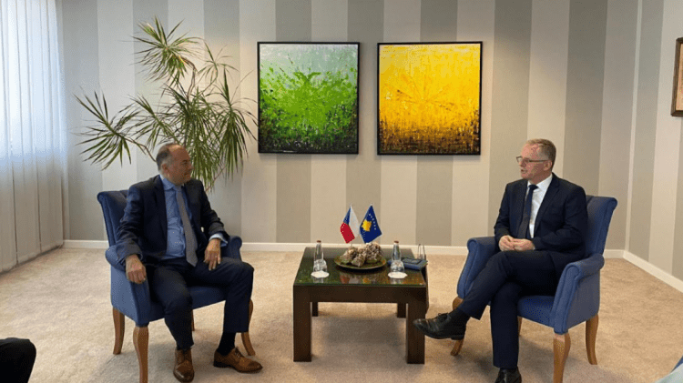Bislimi në takim lamtumirës me ambasadorin e Çekisë, flasin për zhvillimet në veri