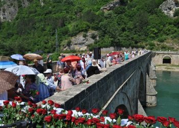 Boshnjakët përkujtojnë masakrën e Vishegradit/ Tre mijë trëndafila për tre mijë jetë, të grabitura egërsisht nga forcat serbe