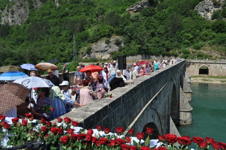 Boshnjakët përkujtojnë masakrën e Vishegradit/ Tre mijë trëndafila për tre mijë jetë, të grabitura egërsisht nga forcat serbe