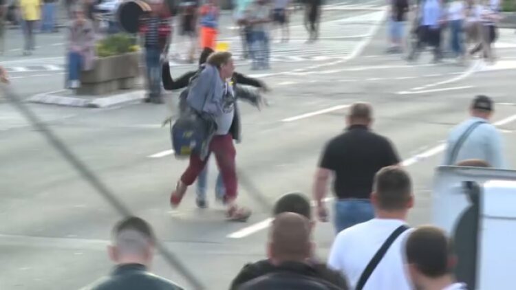 Njerëz me maska e mbështetës të Putinit sulmojnë protestuesit në Beograd