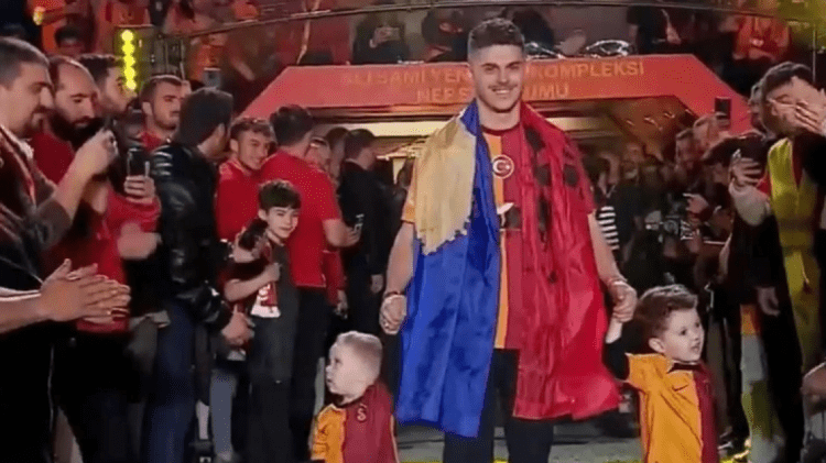 Me flamujt e Shqipërisë e të Kosovës dhe këngën e Shkurte Fejzës – hyrje spektakolare e Milot Rashicës në stadium (Video)