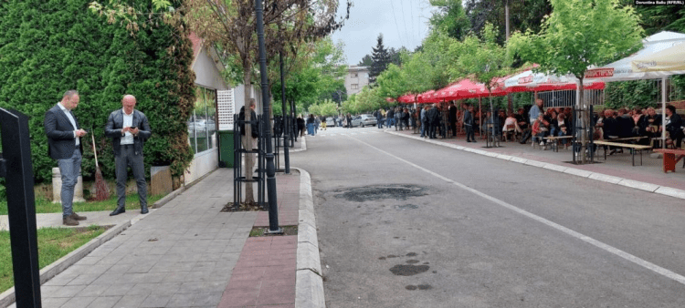Situatë e qetë në veri- Protestuesit serbë fillojnë të mblidhe