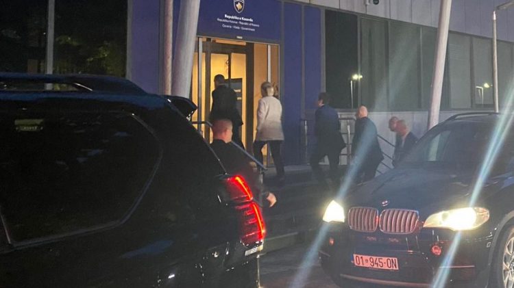 Kurti pret në takim Escobarin dhe Lajçakun Kurti pret në takim Escobarin dhe Lajçakun