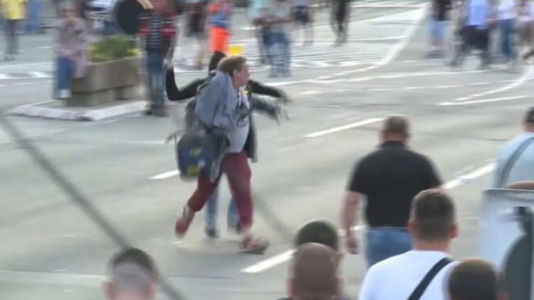 Gjykata serbe dënon me 30 ditë burg shtetasin amerikan që u sulmua në Beograd, sulmuesin e tij me vetëm 15 ditë