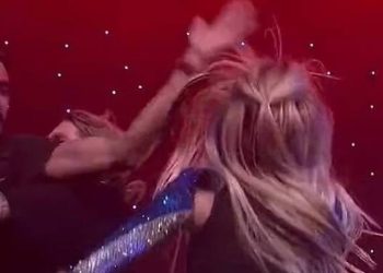 Pas Bebe Rexhës, një tjetër këngëtare shqiptare me famë ndërkombëtare e godasin në skenë