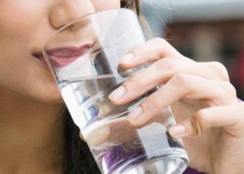 A duhet apo nuk duhet të pini ujë gjatë ngrënies?!