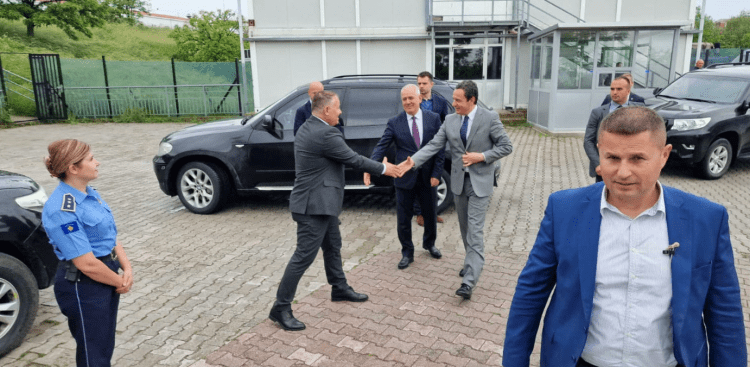 Kurti viziton policët në Mitrovicë, u jep cilësime meritore: Oficerë të çeliktë