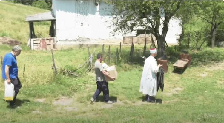 Për Kurban Bajram, myslimanët e bëjnë me shtëpi familjen katolike në Gjakovë – lajmi bën jehonë në mediat ndërkombëtare