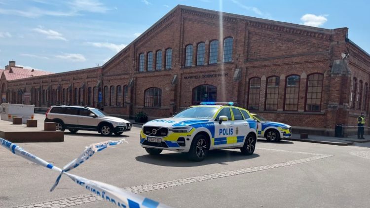 Të paktën tre të plagosur pas një sulmi me thikë pranë një shkolle në Suedi
