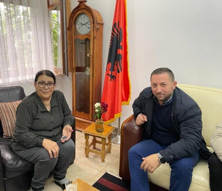 Ministri Mehaj i shkon në shtëpi familjes Haradinaj