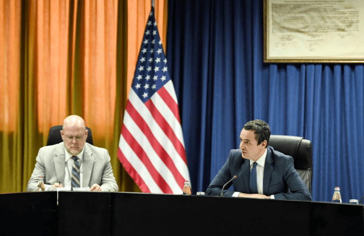 Kurti dhe Hovenier takuan përfaqësues të bizneseve në Kosovë