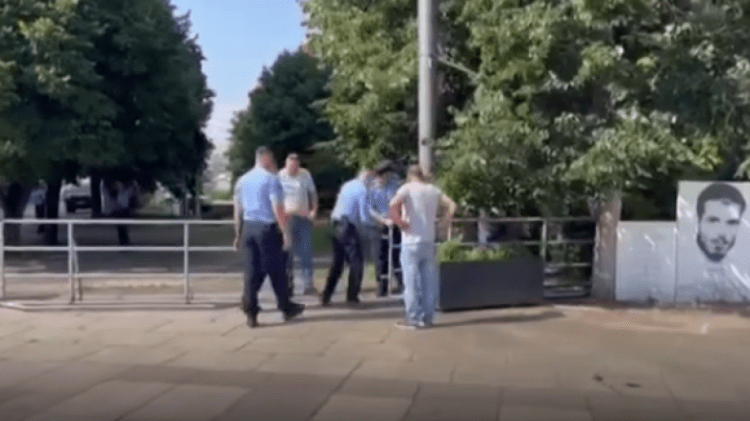 Para fillimit të protestës, Policia rrethon objektin e Qeverisë