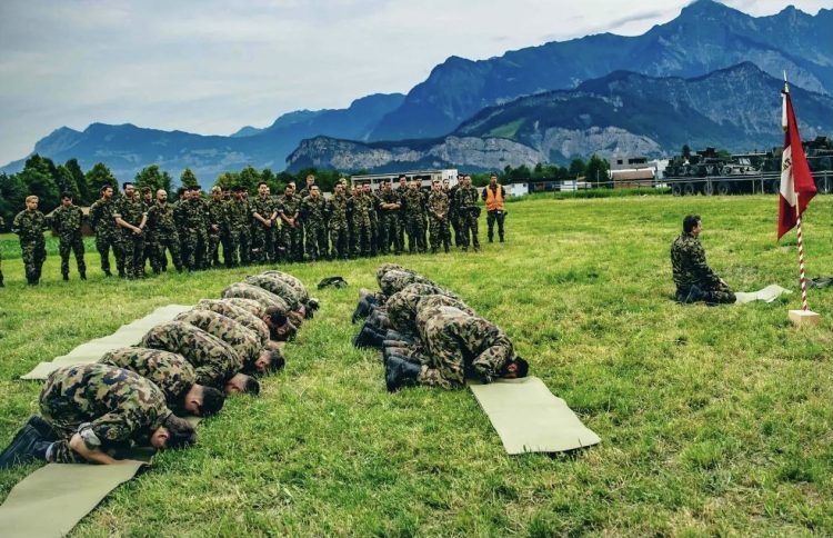 Historike: Allahu Ekber, për herë të parē bëhet namazi në ushtrinē zvicerane