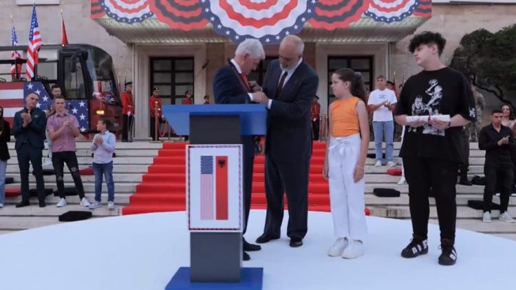 Clinton tregon historinë me kamarierin nga Kosova: Mu ul në gjunjë më tha “falë teje familja ime është gjallë”