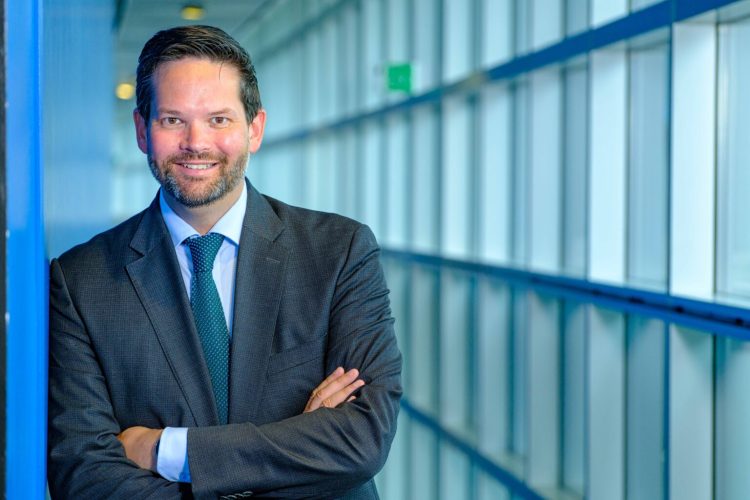 Thirrjet nacionaliste të tifozëve serbë, eurodeputeti i shkruan Borrellit, Varhelyit e Lajçakut: A po e shihni se çfarë po ndodh, ende dëshironi sanksione për Kosovën?