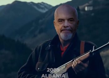 Rama me kallashnikov në videon humoristike të NATO-s