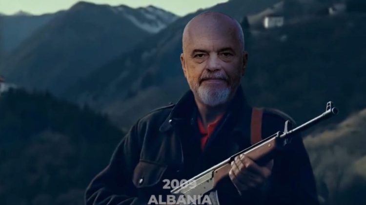 Rama me kallashnikov në videon humoristike të NATO-s