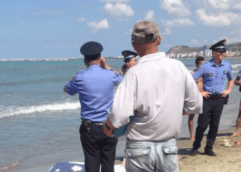 Tragjedi në Kavajë, mbytet në det babai me dy djemtë e mitur