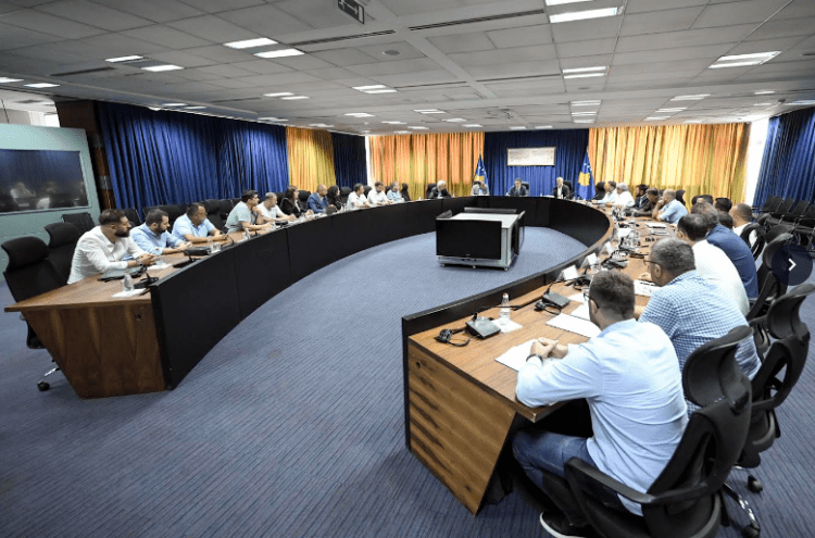 Kurti mban tryezë diskutimi me pronarët e kompanive të ndërtimit të rrugëve