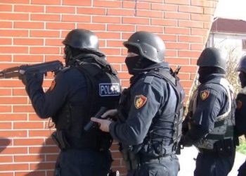 Arrestimi i zyrtarëve dhe i biznesmenit në Shqipëri, nën dyshime për krime të rënda