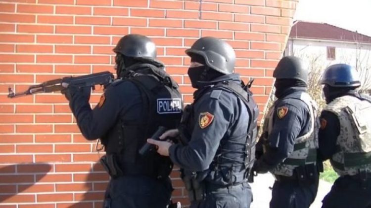 Arrestimi i zyrtarëve dhe i biznesmenit në Shqipëri, nën dyshime për krime të rënda